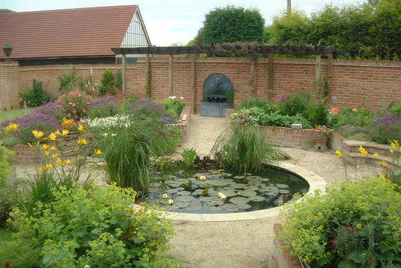 Landscope garden design - The Barns, Burstead